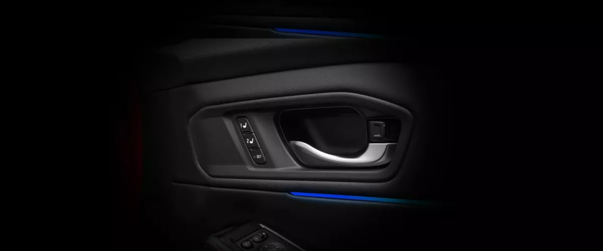 Driver Memory Seat with Easy Entry/Exit
Atur ketinggian, jarak jok ke dashboard serta sandaran kursi secara otomatis melalui fitur Driver Memory Seat.
Saat diaktifkan, jok akan menyimpan informasi mengenai preferensi posisi jok yang Anda inginkan, sehingga akan diatur secara otomatis sesaat setelah Anda memasuki kabin. Dengan easy entry/exit, jok secara otomatis akan bergerak untuk memberikan akses keluar / masuk yang lebih luas.