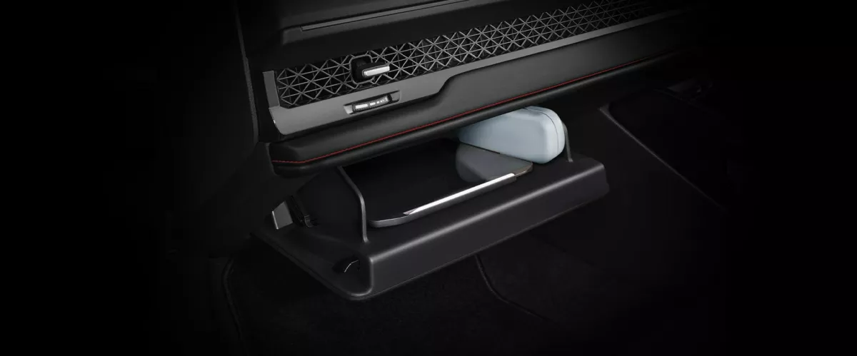 Glove Box
Simpan barang bawaan Anda dengan mudah di dalam laci yang terdapat di bawah dashboard.