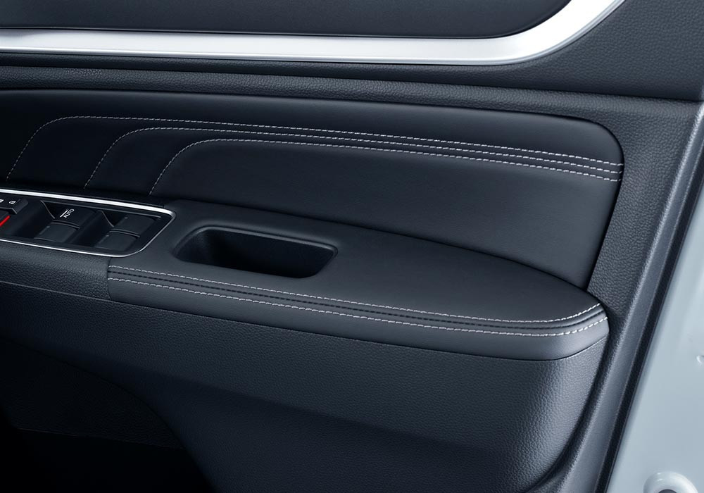 Leather Upholstery for Door ArmrestSandaran tangan di door trim telah dilapisi
bahan kulit dan soft touch untuk perjalanan lebih nyaman dan kesan premium.