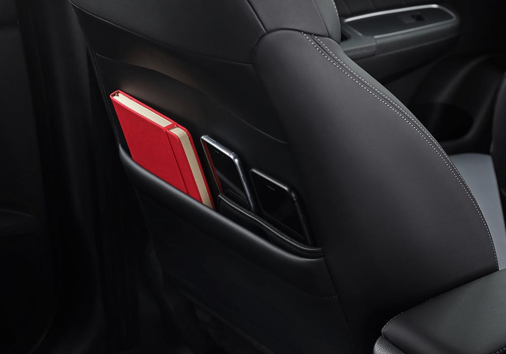 Seat Back Pocket
Kantong dibagian belakang kursi yang dilengkapi mini sleeve untuk perangkat mobile.