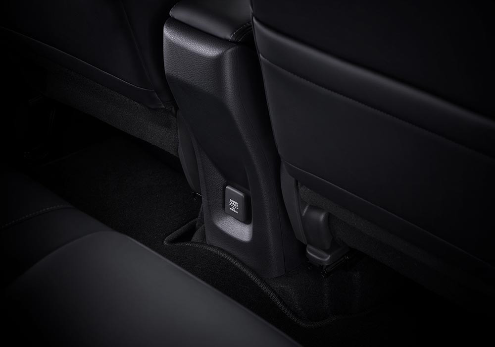 2nd Row Power OutletPower Outlet berdaya 12 volt untuk kebutuhan
pengisian baterai perangkat elektronik penumpang baris kedua.