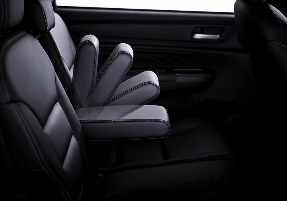 2nd Row ArmrestBagian tengah kursi baris kedua bisa dilipat dan menjadi sandaran tangan.