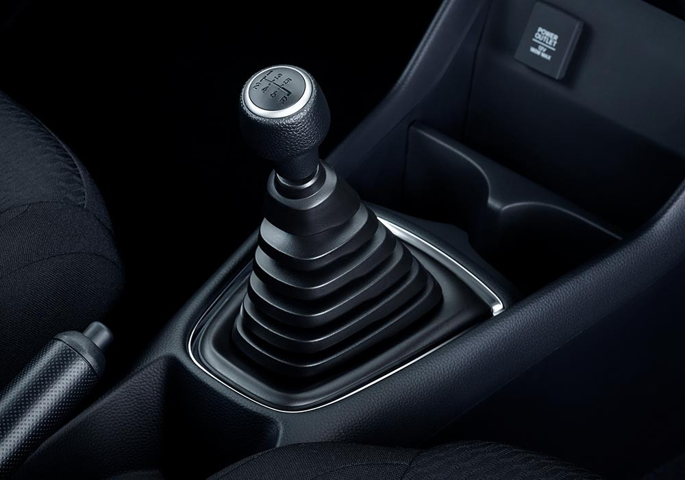 6-Speed M/TRasakan performa responsif dan bertenaga dengan pilihan transmisi manual 6 percepatan untuk tipe E dan S.