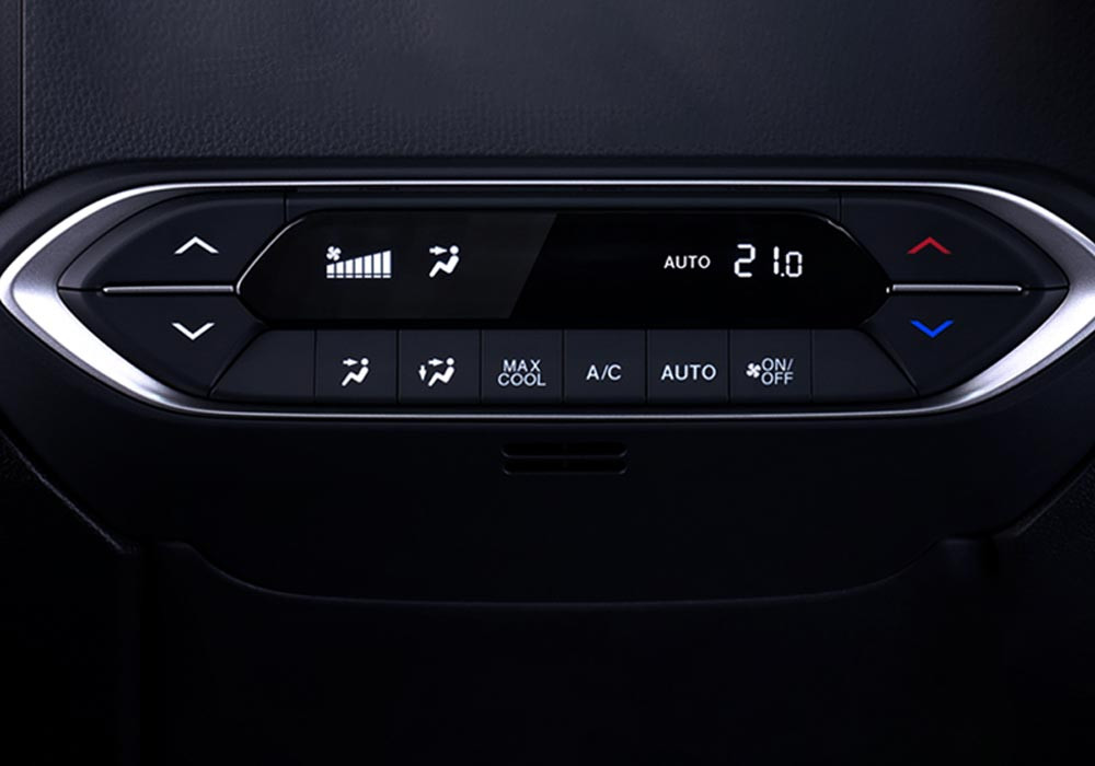 Auto A/CSelain bisa otomatis mengatur suhu pendingin sesuai temperatur kabin, fitur ini juga bisa menyalakan A/C otomatis ketika menghidupkan mesin denga Remote Engine Start.