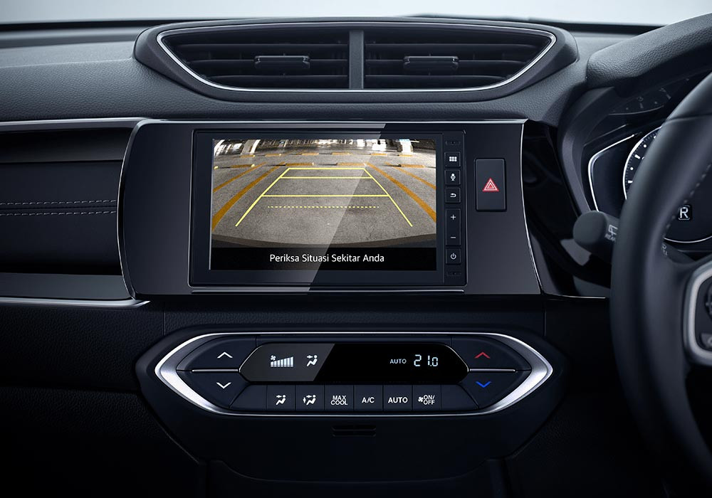 Rear Parking CameraSaat transmisi ada pada posisi “R”, Rear Parking Camera akan aktif dan menampikan area belakang mobil pada layar.
