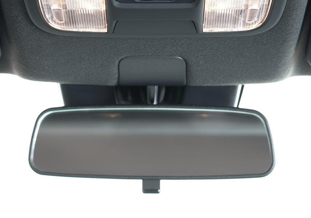 Day/Night Rear View MirrorKaca spion tengah bisa diatur pada 2 posisi,
yaitu normal dan malam untuk meminimalisir pantulan menyilaukan dari kendaraan
di belakang.