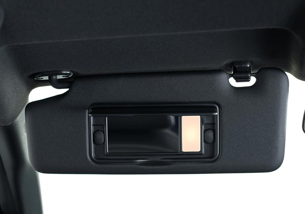 Vanity Mirror & Lamp
Cermin telah dilengkapi lampu pada kedua Sun Visor.