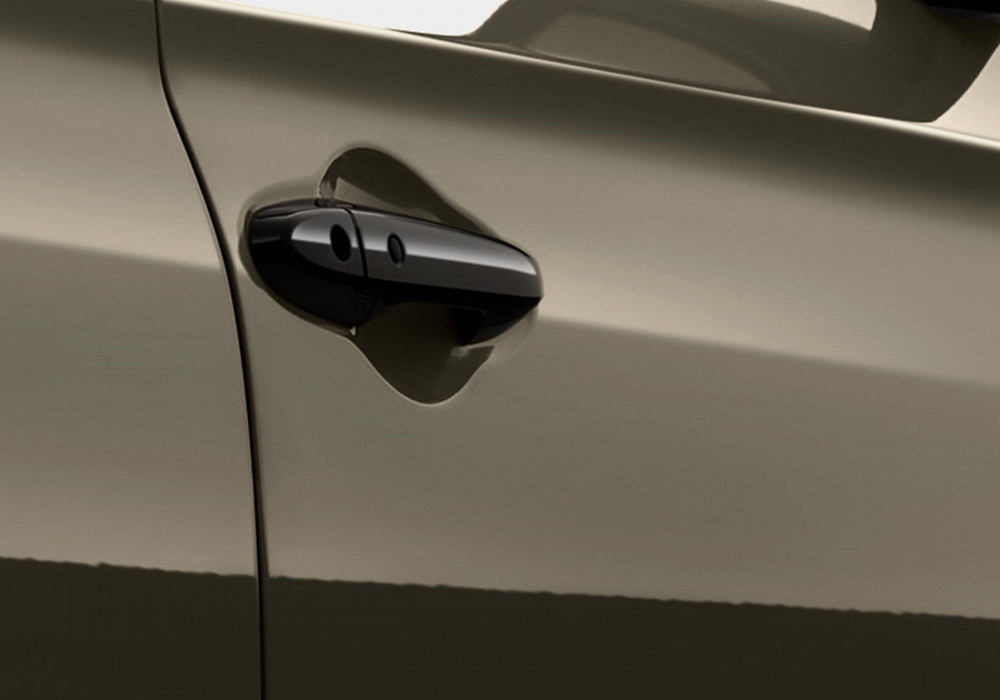 Smart Entry SystemCukup bawa kunci mobil bersama Anda, kunci akan terbuka saat tangan berada di Door Handle.