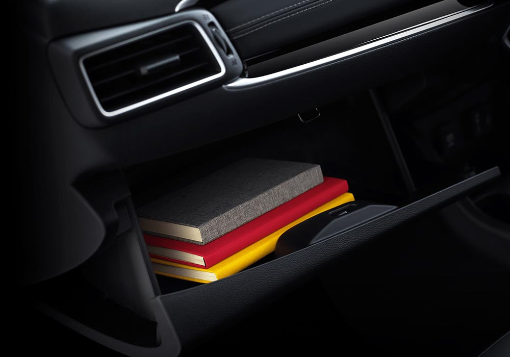 Glove BoxLaci lipat di bawah dashboard dengan kapasitas
penyimpanan lebar.