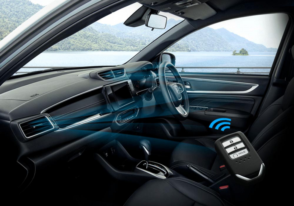 Remote Engine StartNyalakan mesin dari luar mobil dengan fitur ini. A/C juga akan secara otomatis menyala supaya kabin sejuk saat pengendara masuk.