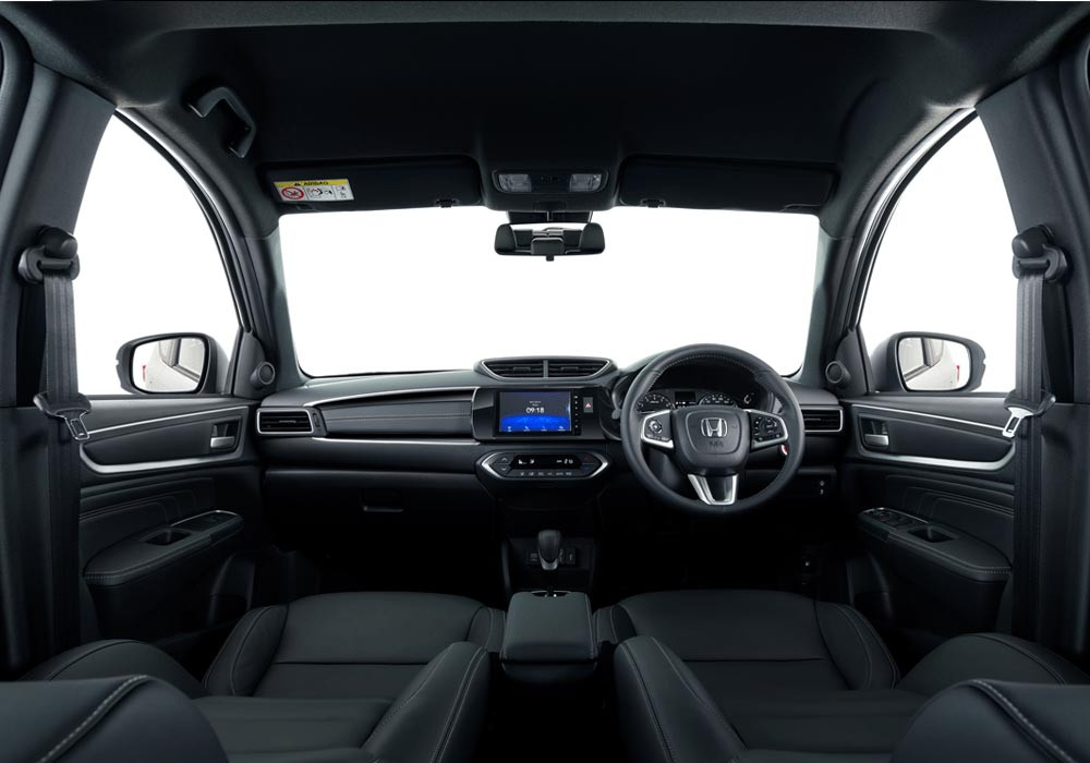 Spacious Interior with Modern Dashboard Design
Desain dashboard baru yang lega dan modern dengan visibilitas luas dan interior berwarna hitam yang elegan.