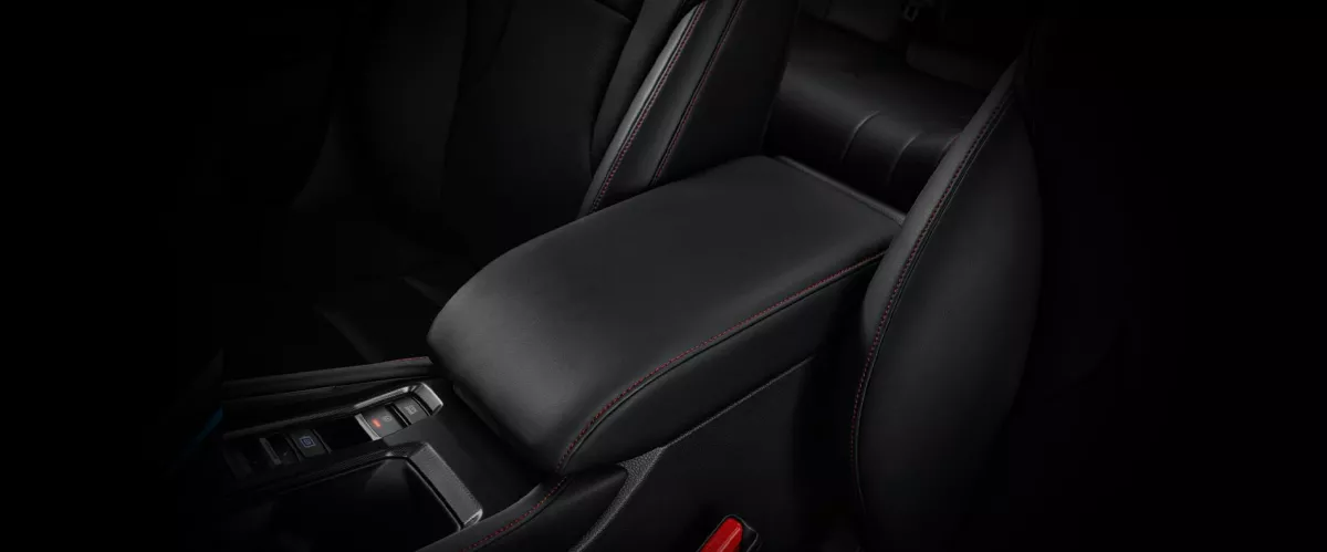 Leather Upholstery Driver Armrest with Red Stitches
Sandaran tangan All New Honda Accord juga menggunakan bahan kulit berkualitas dengan jahitan merah, berikan kenyaman premium setiap kali Anda mengistirahatkan tangan.