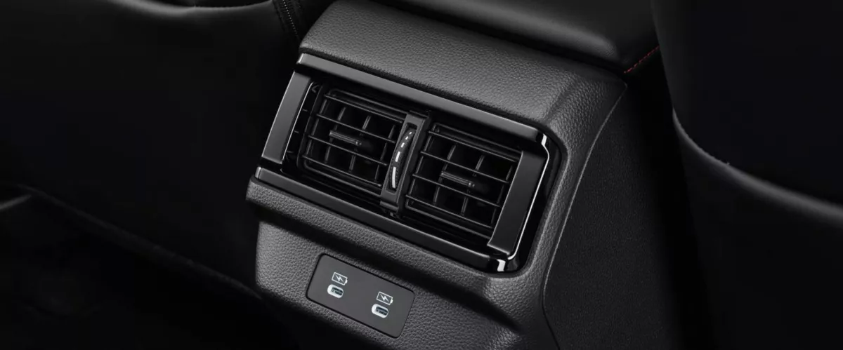 Rear Air Ventilation with Dual USB Charger Type C
Fitur yang akan membuat Anda merasakan kenyamanan dan kesejukan yang sama ketika duduk di kursi belakang. Selain wireless charging, All New Honda Accord juga mendukung pengisian daya perangkat melalui dua buah USB Charger Type C untuk penumpang belakang.