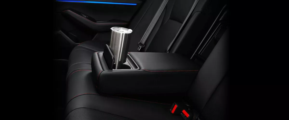 Rear Armrest with Cup Holder
Nikmati kenyamanan yang maksimal ketika Anda duduk di kursi penumpang belakang yang dilengkapi dengan tempat menaruh minuman.