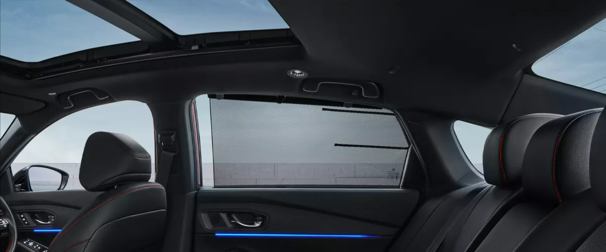 Rear Side Sunshade
Nikmati perjalanan Anda tanpa terkena silau matahari dan menjaga privasi dengan memasang Rear Side Sunshade di sisi jendela.