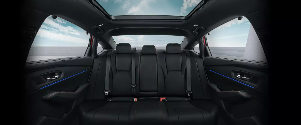 Spacious Passengers Seat Cabin
Nikmati kabin belakang yang juga dibalut dengan bahan berkualitas, berikan kenyamanan yang premium ketika Anda menjadi penumpang.