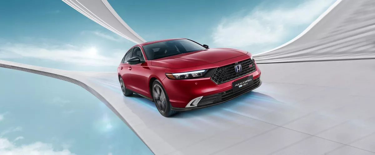 Stylish RS Aero Kit
Bentuk front grille yang mewah sekaligus sporty, semakin memancarkan karisma Anda selama berkendara.