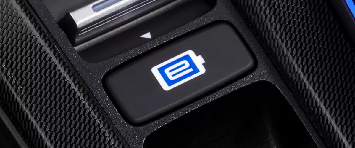 EV Switch
Pilihan mode berkendara untuk optimalisasi mode berkendara full elektrik, terdiri dari 3 mode yaitu
Auto : Sistem akan menggunakan mode berkendara yang paling efektif sesuai dengan kebutuhan pengendara
EV : Sistem akan mengoptimalkan untuk menggunakan motor listrik saja
CHARGE : Sistem akan mengaktifkan mesin bensin untuk mengisi baterai hybrid.
Sistem akan otomatis berpindah menjadi auto tergantung kondisi berkendara seperti daya baterai minim, daya baterai penuh, spontan menginjak pedal gas dll.