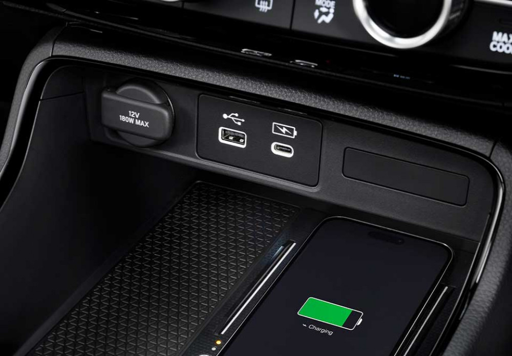 1st Row USB A + 1 USB C + Power Outlet
Pengisian daya perangkat di perjalanan menjadi lebih mudah melalui berbagai port yang tersedia untuk mendukung aktivitas Anda.