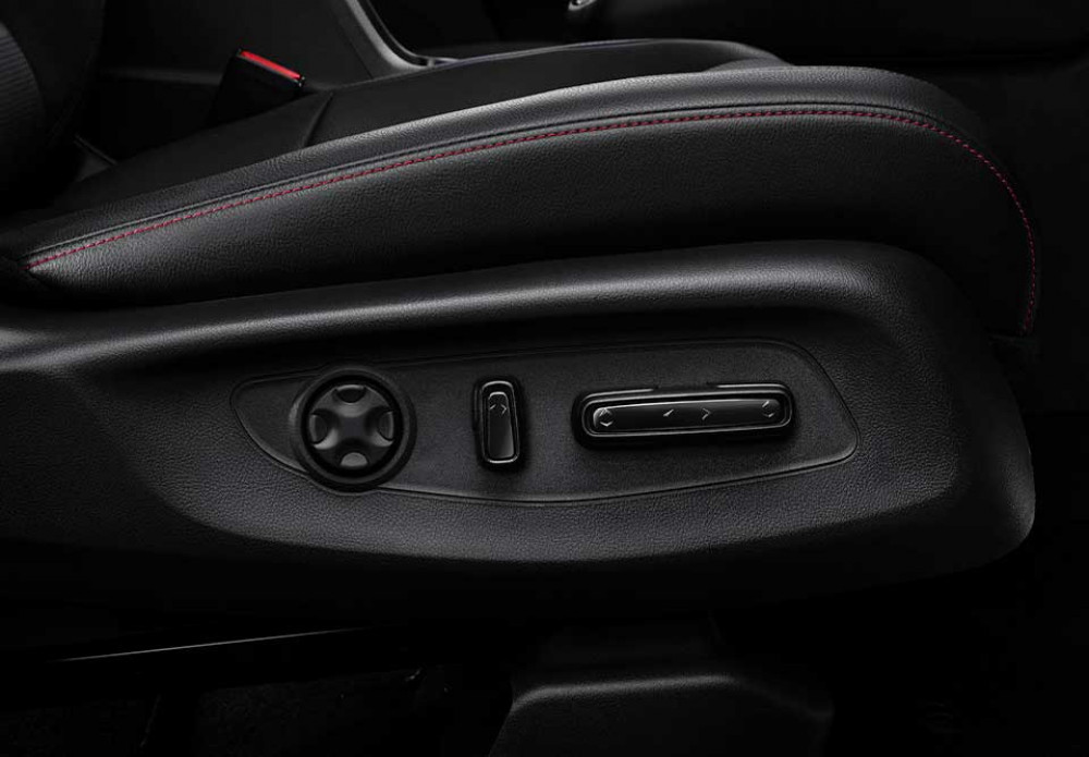 8-Way Driver Power Seat with Lumbar Support (with Driver Memory Seat)
Rasakan pengalaman mengemudi yang nyaman dengan fitur 8-Way Driver Power Seat Adjuster. Melalui fitur tersebut, Anda dapat mengatur ketinggian, jarak jok ke roda kemudi, serta sandaran jok ke delapan arah berbeda.