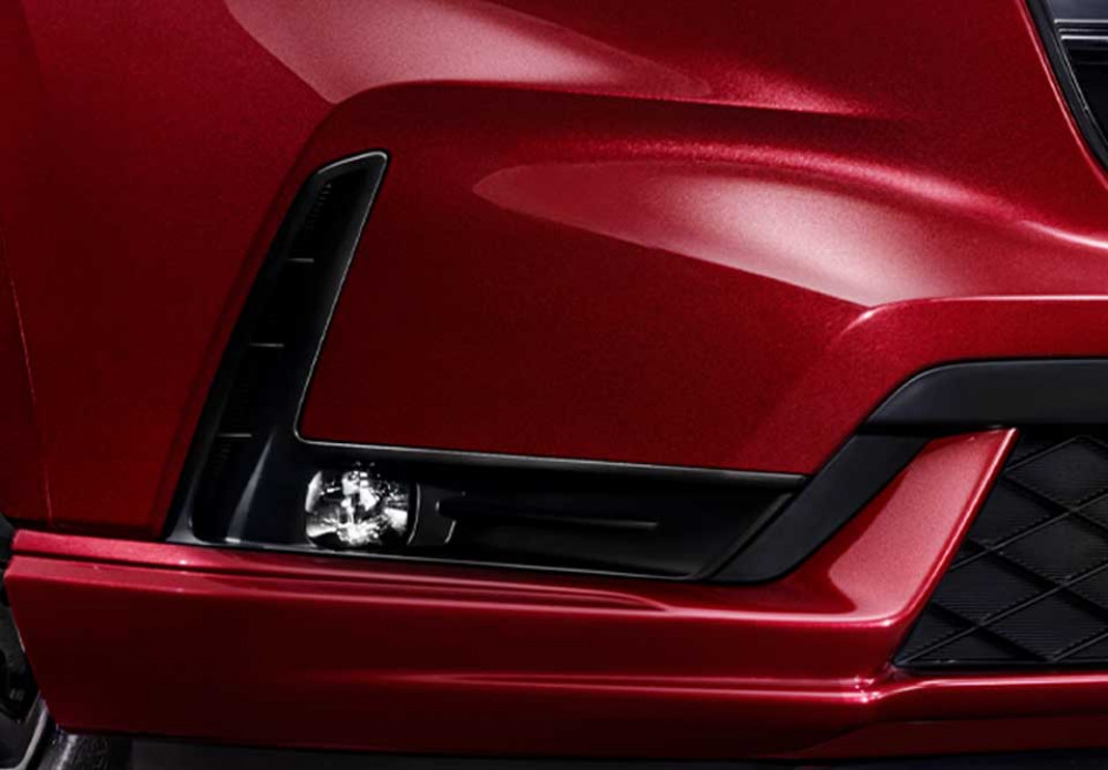 LED Fog Lights
Penggunaan lampu LED juga diaplikasikan pada bagian Fog Lights, sehingga memberikan visibilitas lebih saat malam hari dan cuaca berkabut, sekaligus menunjang penampilan yang semakin mewah.