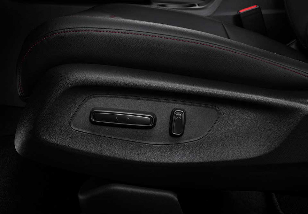 4-Way Front Passenger Power Seat
Sementara itu, penumpang juga dapat merasakan kenyamanan melalui fitur 4-Way Front Passenger Power Seat Adjuster, yang memungkinkan pengaturan jarak ke dashboard serta sandaran jok sesuai selera Anda.