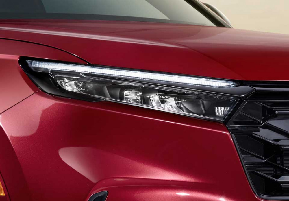 Full LED Headlight with LED Daytime Running Light
Penampilan All New Honda CR-V tampak semakin mewah dengan mengadopsi headlamp LED berbentuk runcing, serta dilengkapi LED Daytime Running Light untuk menambah visibilitas di siang dan malam hari.