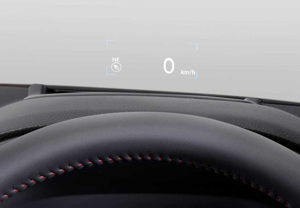 Head-Up Display
Melalui fitur ini, Anda dapat melihat beragam informasi melalui tampilan transparan di kaca mobil, sehingga Anda tidak perlu melihat terlalu menunduk kearah dashboard.
