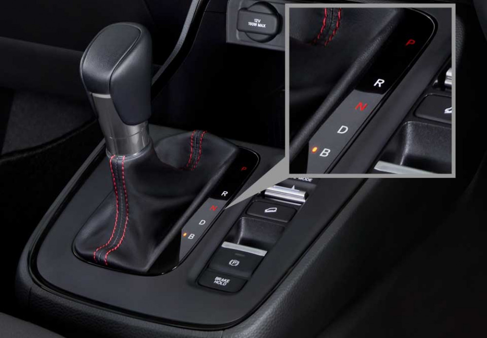 Shift B (RS type only)
Gunakan Shift B untuk memberikan perlambatan yang aman bahkan di jalan menurun yang curam, sekaligus pengaturan pengisian baterai yang lebih optimal.