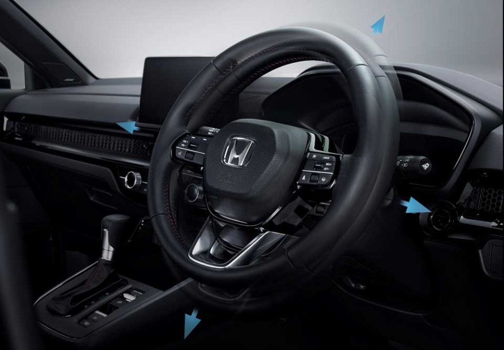 Tilt & Telescopic Steering Wheel
Dengan fitur Tilt & Telescopic Steering Wheel, Anda dapat mengatur posisi roda kemudi sesuai dengan postur tubuh Anda.
Dengan menarik tuas yang terdapat di bagian bawah roda kemudi, Anda dapat mengatur ketinggian maupun memaju-mundurkan posisi setir untuk kenyamanan Anda sebelum mengemudi.