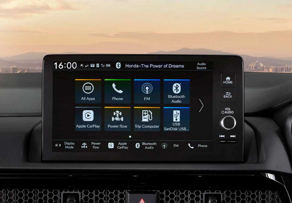 9” Advanced Capacitive Touchscreen Display Audio
All New Honda CR-V telah dilengkapi dengan sistem audio video canggih yang kompatibel dengan berbagai format musik, seperti AM/FM radio, MP3/WMA, Bluetooth, HDMI port, wireless smartphone connection, AUX input dan USB port.
Selain itu, sistem audio tersebut juga mendukung fitur Hands-Free Telephone, sehingga Anda dapat melakukan panggilan telepon melalui layar audio.