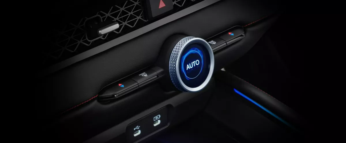 i-Dual Zone Auto A/C
Dengan fitur ini, Anda dapat mengatur suhu udara antara sisi pengemudi dan penumpang depan secara terpisah secara otomatis. Sistem ini memperhitungkan arah datangnya sinar matahari terhadap mobil dengan menggunakan satelit.