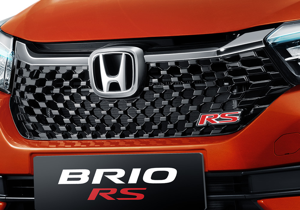 New Dark Chrome Front Grille Design with New RS Emblem
New Honda Brio RS memiliki desain tampak depan yang mengadopsi konsep Solid Wing Face, serta dilengkapi Black Front Grille dengan emblem RS yang menguatkan kesan sporty.