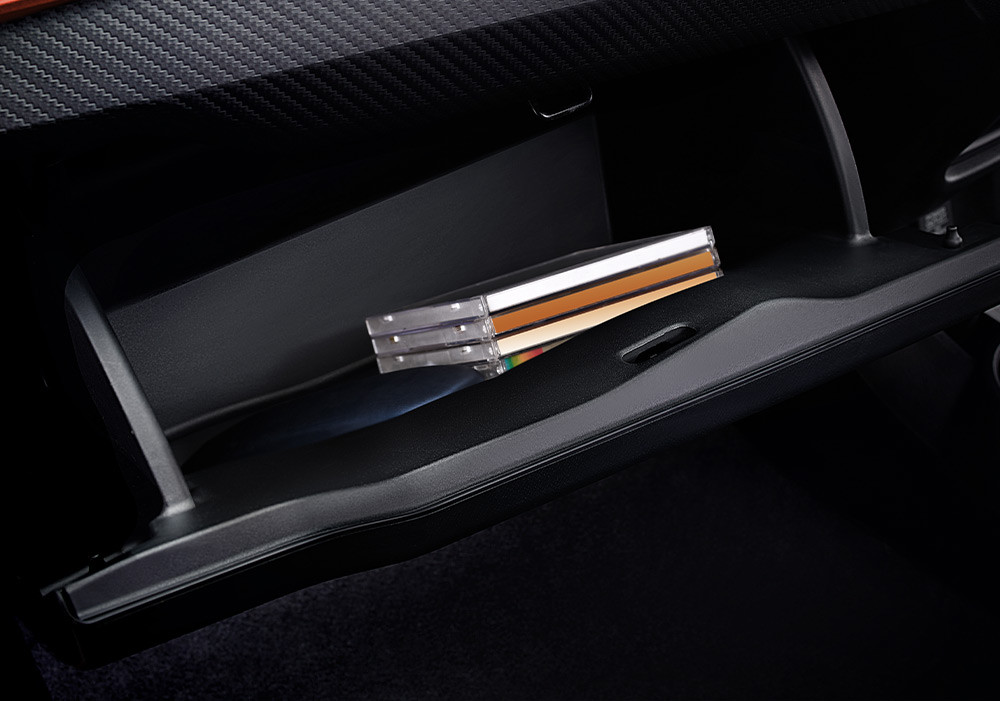 Glove Box
Letakkan majalah dan buku favorit dengan lebih praktis berkat kantong tambahan yang terdapat dibelakang kursi depan.