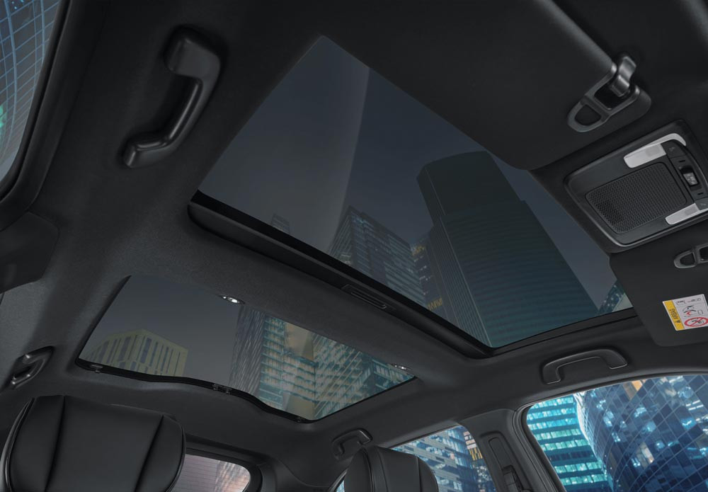 Panoramic Glass Roof
Sepanjang penjelajahan yang menakjubkan, Anda dapat menikmati pemandangan dan fenomena langit yang mempesona dengan lebih luas melalu Panoramic Glass Roof.