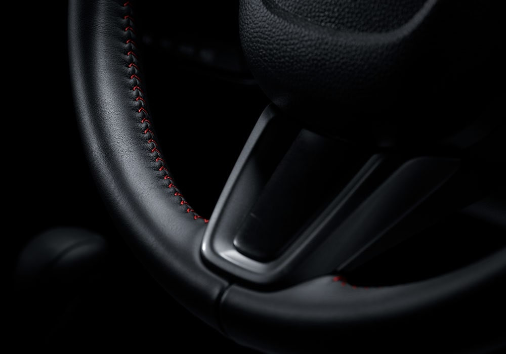 Leather Wrapped Steering Wheel
Roda kemudi yang dilapisi dengan kulit berkualitas tinggi semakin meningkatkan kenyamanan di sepanjang perjalanan.