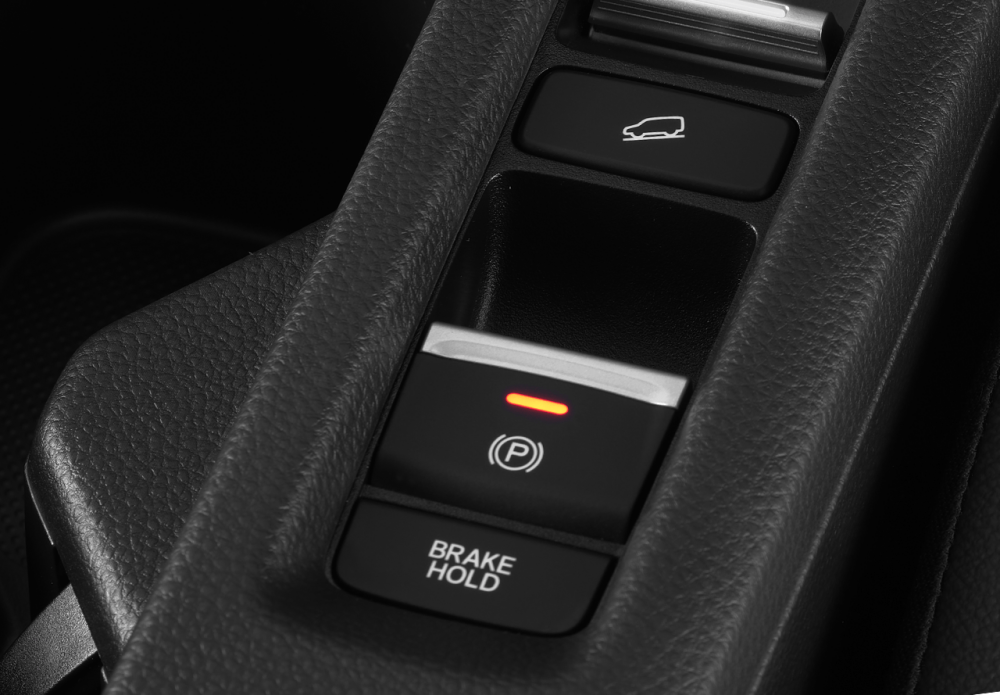 Electric Parking Brake + Auto Brake Hold
Cukup dengan satu sentuhan, Anda dapat menahan rem dengan sempurna.
Selain itu, fitur Auto Brake Hold juga telah tersedia untuk membantu mobil Anda berhenti di tanjakan atau turunan saat kondisi macet, sehingga Anda tidak perlu menginjak rem terus-menerus.
