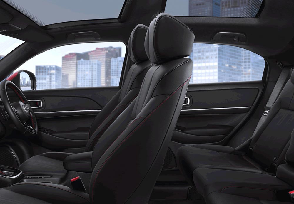 Stylish Black Interior and Leather-Trimmed Seat with Red Stitches
Interior dengan warna hitam elegan dengan bahan kulit berkualitas untuk seluruh kursi di tiap baris dengan jahitan merah, memberikan kesan sporty dan premium bagi seluruh penumpang.