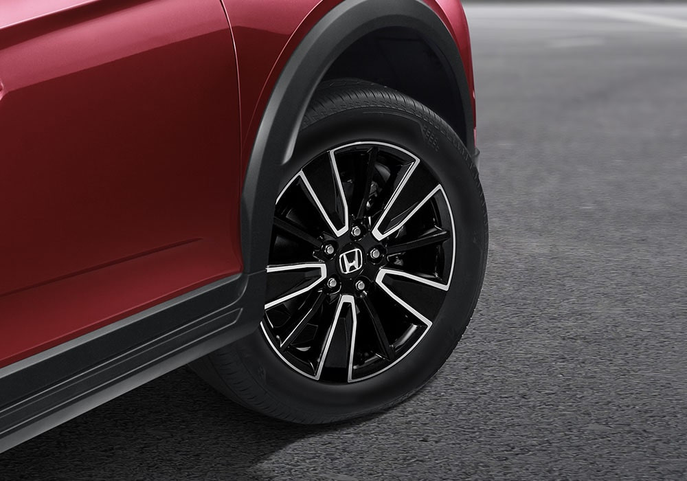 17" Two-Tone Alloy Wheel
Desain velg dengan kombinasi 2 warna perkuat kesan sporty di sepanjang perjalanan Anda.