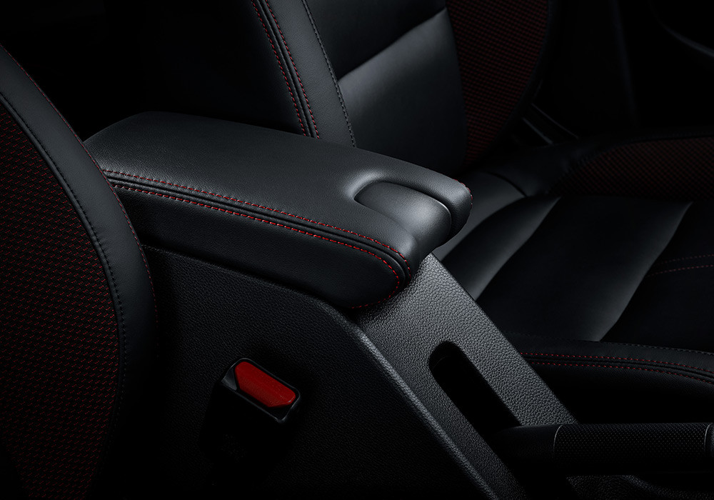 Leather-Wrapped Console Box with Armrest
Di desain dengan elegan menggunakan bahan kulit. Sandaran tangan berfungsi agar tidak lelah saat menyetir dan bisa menyimpan barang-barang Anda selama perjalanan.