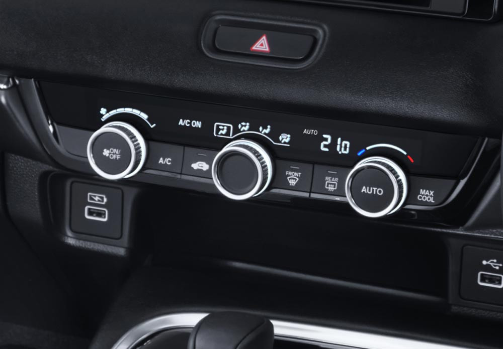 Auto A/C
Fitur yang mampu mengatur suhu pendingin sesuai temperatur kabin dan juga bisa menyalakan A/C secara otomatis ketika menghidupkan mesin dengan Remote Engine Start.