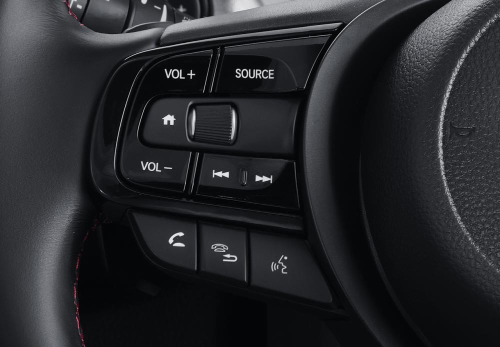 Hands-Free Telephone & Audio Steering Switches
Hubungkan perangkat milik Anda dan terima panggilan telepon dengan bantuan layar sentuh dan speaker.
Sentuh tombol pada kemudi untuk menerima panggilan secara personal dan Anda juga dapat mengatur volume musik dengan mudah
