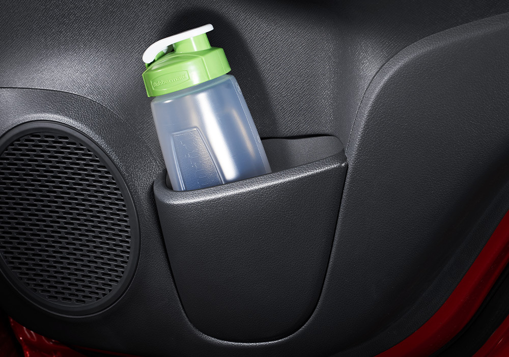 Side Door Pocket with Drink Holder
New Honda Brio telah dilengkapi 4 buah wadah untuk menyimpan botol minum yang terdapat pada setiap sisi pintu, sehingga Kamu dapat meraih botol minum dengan mudah dan tetap terhidrasi di sepanjang perjalanan.
