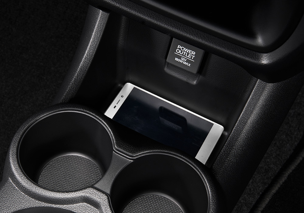 Front & Rear Console Cup Holder
Rasakan perjalanan penuh kepraktisan dengan Cup Holder di konsol tengah dan depan, yang dapat Kamu gunakan untuk meletakkan tiga buah botol minum serta barang lain berukuran kecil.