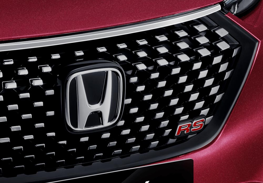 RS Front Grille
Bentuk front grille yang mewah sekaligus sporty, semakin memancarkan karisma Anda selama berkendara