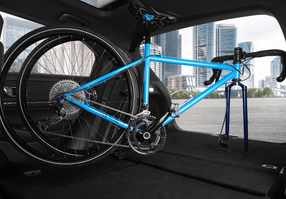 Utility Mode
Dengan Utility Mode, Anda dapat melipat kedua kursi belakang hingga rata dengan lantai, untuk memaksimalkan area kargo.