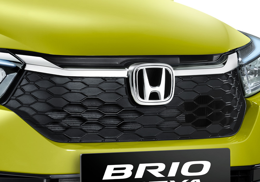New Chrome Front Grille Design
New Honda Brio Satya kini memiliki desain Front Grille yang lebih modern dengan mengadopsi konsep Solid Wing Face, ditambah dengan sentuhan krom mengkilap yang memberikan kesan stylish

Honda Indonesia Image
Honda Indonesia Image