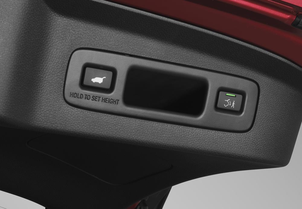 Hands-Free Access Power Tailgate with Walk-Away Close
Kini Anda dapat dengan mudah membuka dan menutup pintu bagasi, hanya dengan mengayunkan kaki di bagian bumper belakang.
Juga dilengkapi fitur Walk-Away Close yang akan menutup pintu bagasi secara otomatis ketika Anda berjalan menjauhi mobil.